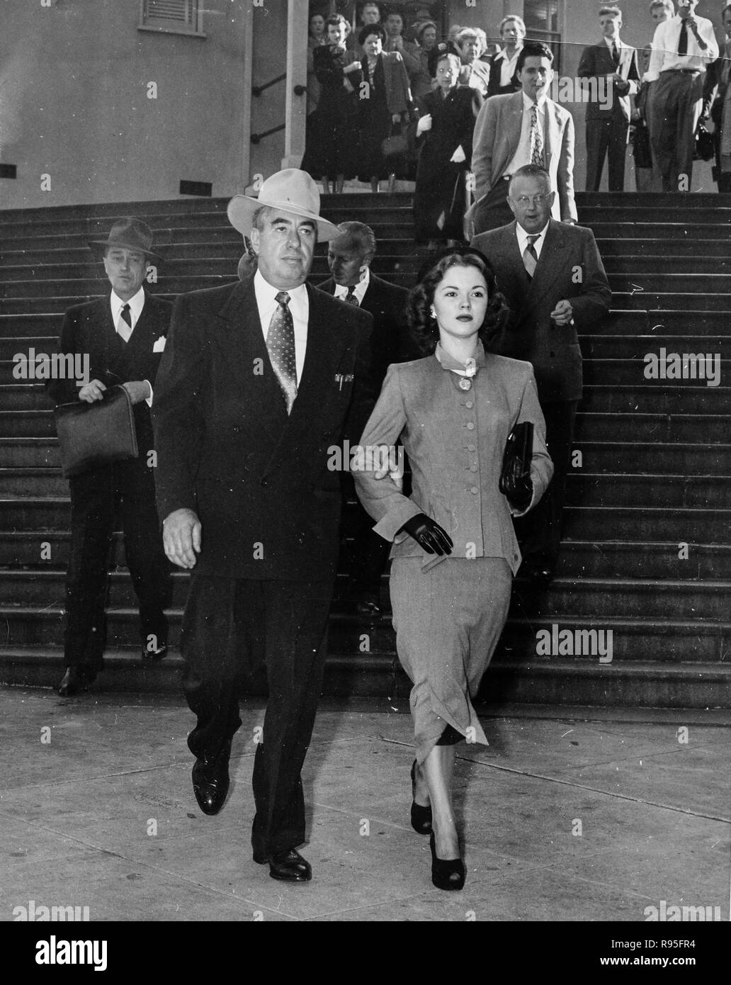 George Stillman, Shirley Temple verlassen Gericht nach der Trennung von Ehemann John Agar, Los Angeles, 1949 Stockfoto