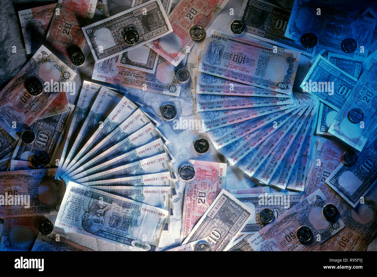 Geld, Notizen, Rubine, Münzen, indische Währung Stockfoto