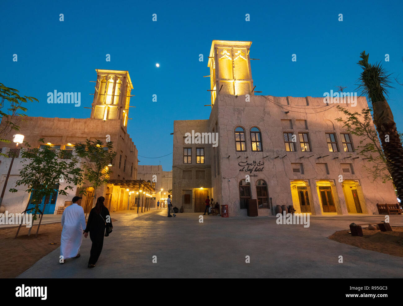 Neue Al Seef kulturellen Viertel, mit traditioneller Architektur und Design gebaut, die von der Wasserseite Creek in Dubai, Vereinigte Arabische Emirate Stockfoto