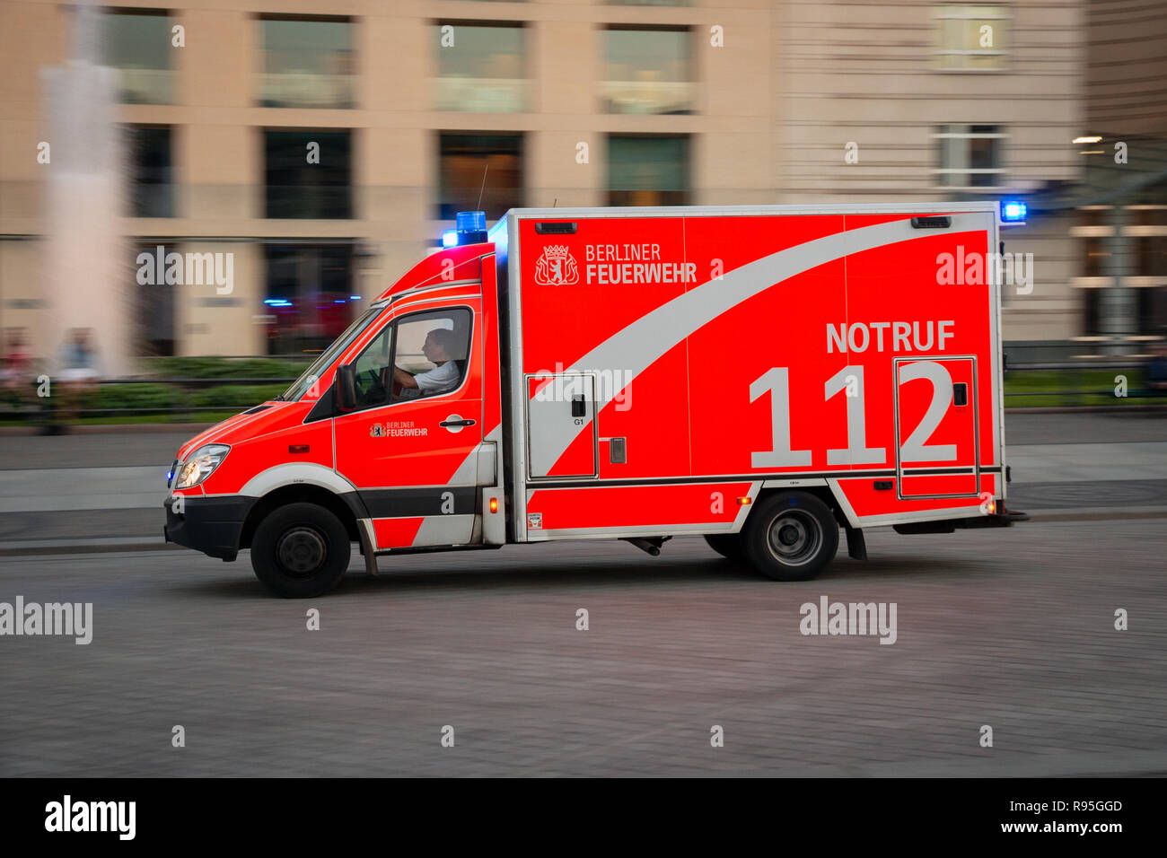 BERLIN, DEUTSCHLAND - 22. MAI 2014: Mercedes Sprinter fire truck Beschleunigung zu einem Notfall in der Nähe von Brandenburger Tor in Berlin, Deutschland. Stockfoto