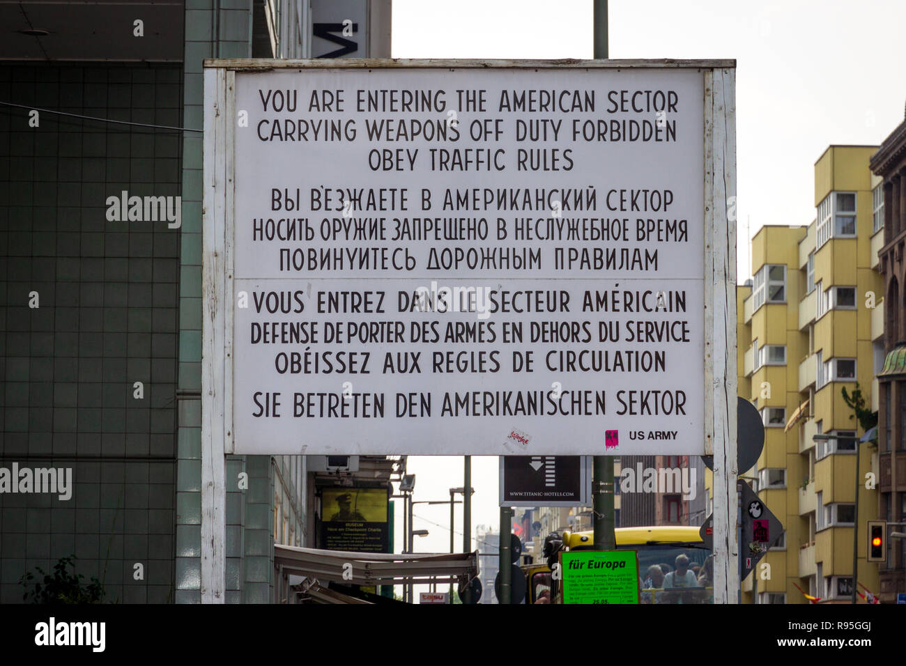 BERLIN, 23. Mai 2014: Historische Zeichen Warnung Eastern-Berlin sind Sie betreten den amerikanischen Sektor am ehemaligen Checkpoint Charlie in der Kreuzung Stockfoto