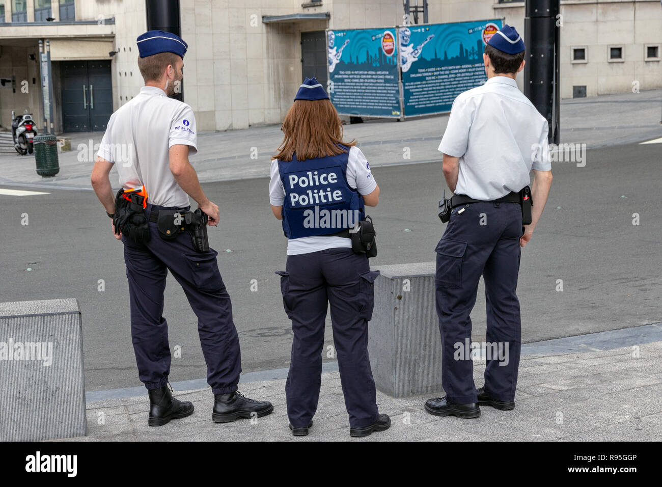 Brüssel, Belgien - May 30, 2014: Drei belgischen Flämischen Polizeibeamte der Wache in der Nähe der Brüsseler Hauptbahnhof. Stockfoto