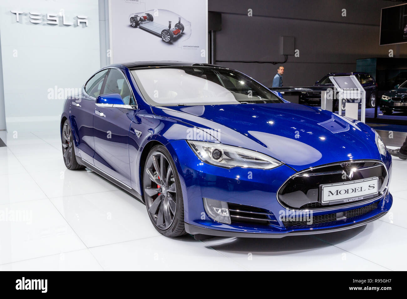 Nahaufnahme von Heck eines blauen Autos der Marke Tesla Mo…