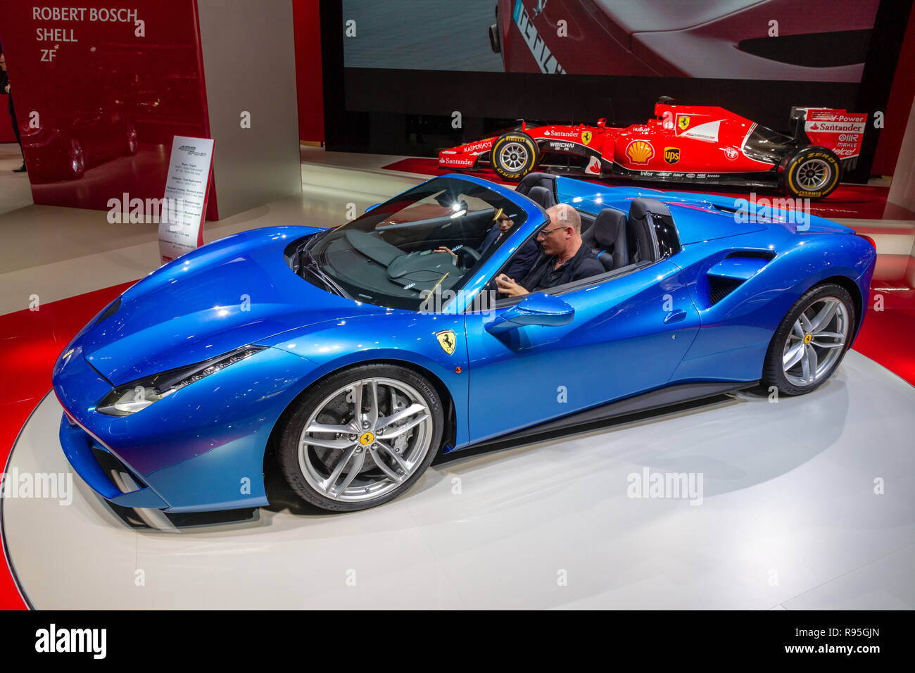 FRANKFURT, Deutschland - 16.09.2015: Ferrari 488 GTS Spider Sportwagen auf der Frankfurter IAA vorgestellt. Stockfoto