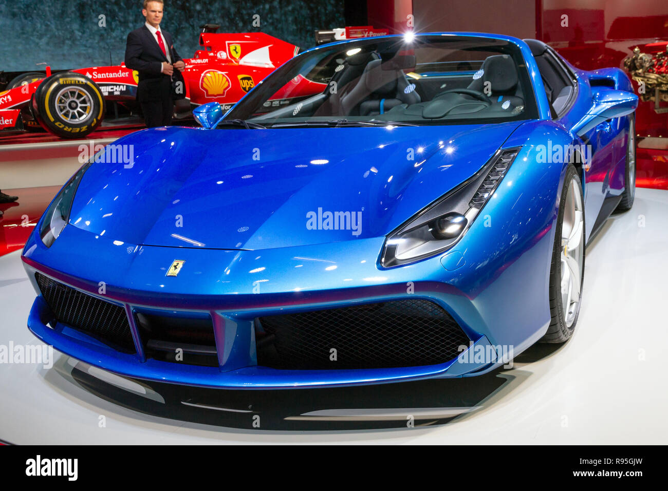 FRANKFURT, Deutschland - 16.09.2015: Ferrari 488 GTS Spider Sportwagen auf der Frankfurter IAA vorgestellt. Stockfoto