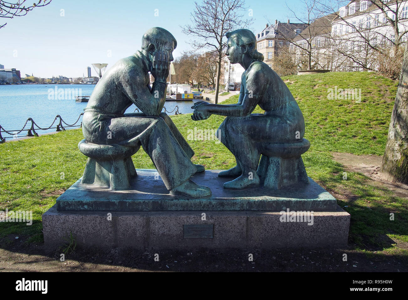 Kopenhagen, Dänemark - 11 April 2016: Siddende unge mennesker (sitzen junge Leute) Statue von Johannes Hansen Stockfoto