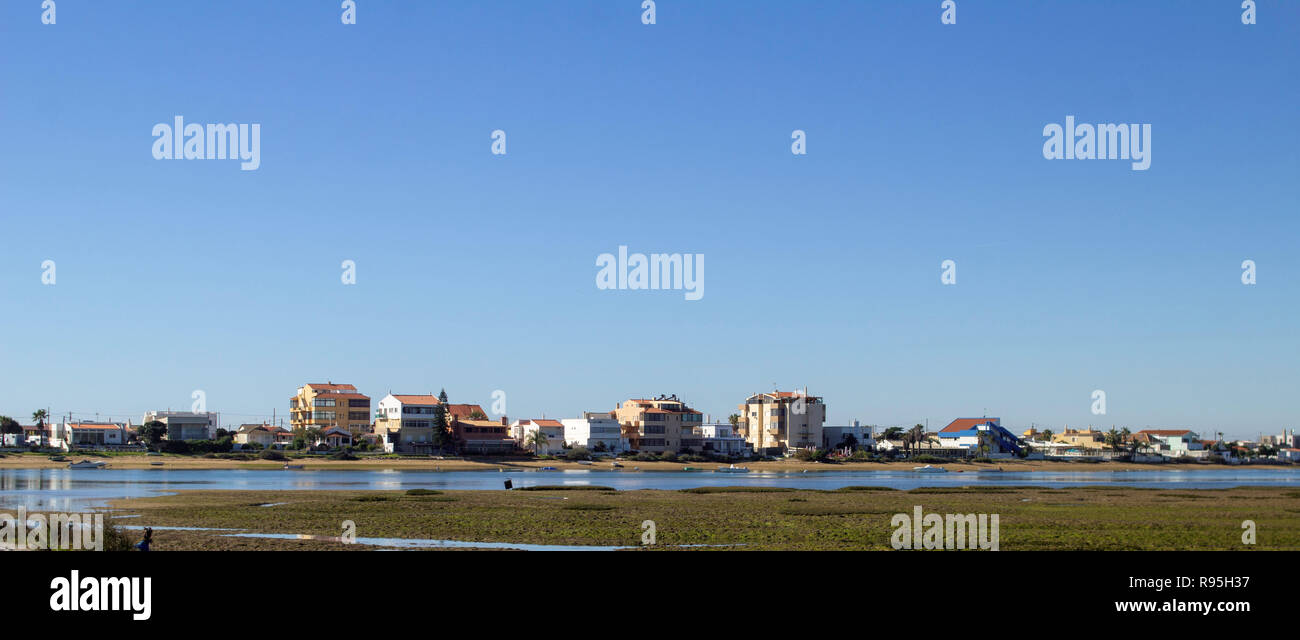 Faro, Portugal. Ein Panoramablick auf die Insel Faro, Portugal mit den Feuchtgebieten und dem Vogelschutzgebiet der Lagune Ria Formosa im Vordergrund. Stockfoto