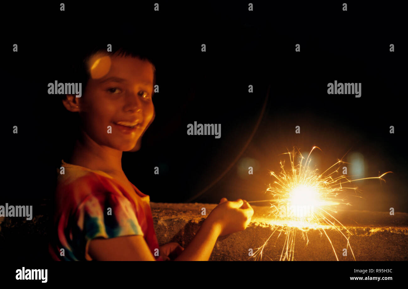 Mädchen brennendes Feuer Krackanlage auf Diwali Lichterfest Bombay Mumbai Maharashtra Indien Stockfoto