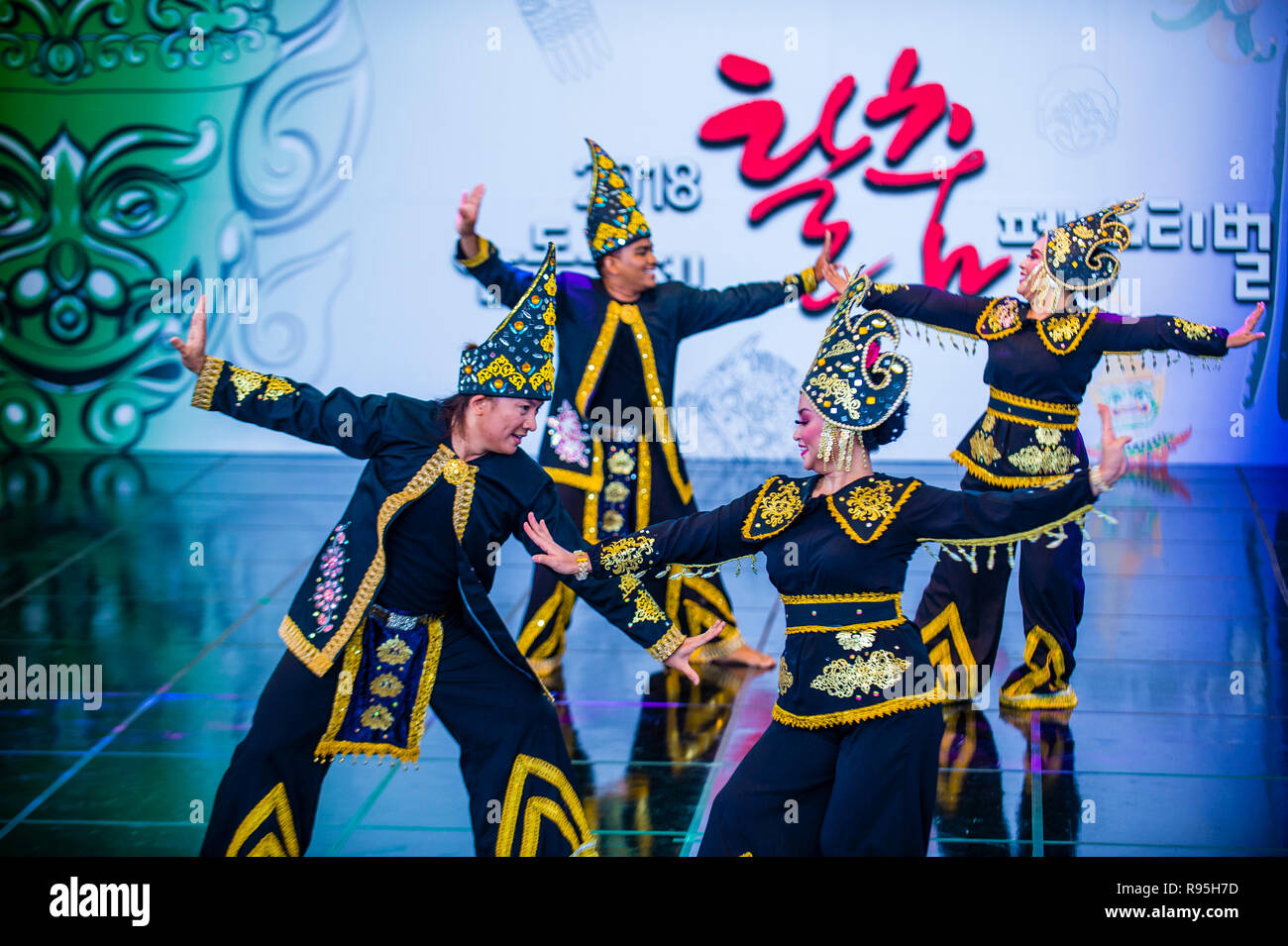 Tänzerinnen aus Anak Seni asia Dance Groupe aus Malaysia treten auf dem Maskdance Festival in Andong Südkorea auf Stockfoto