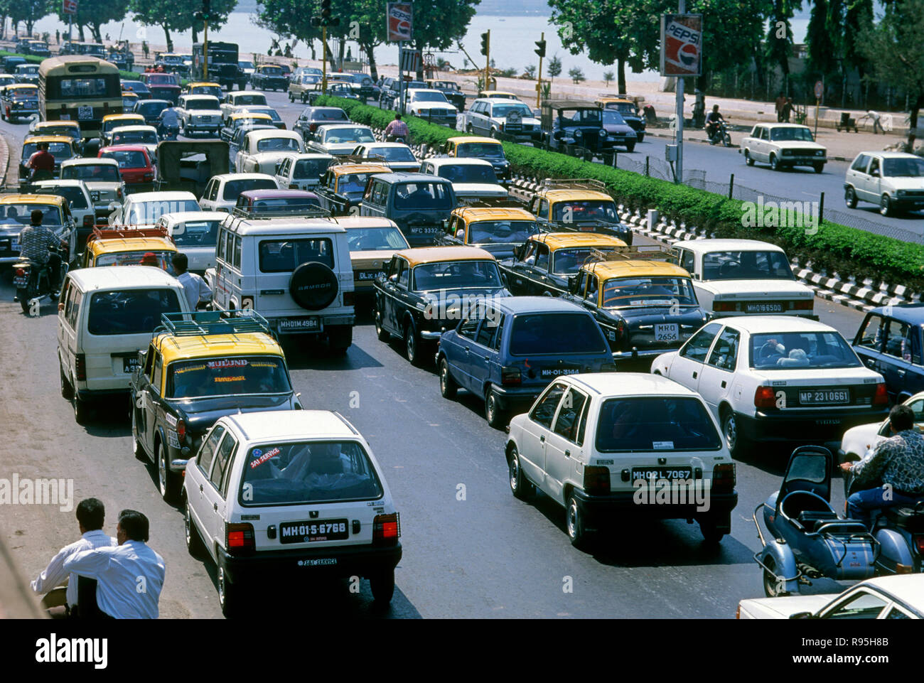 Verkehr am Marine Drive, Bombay, Mumbai, Maharashtra, Indien Stockfoto