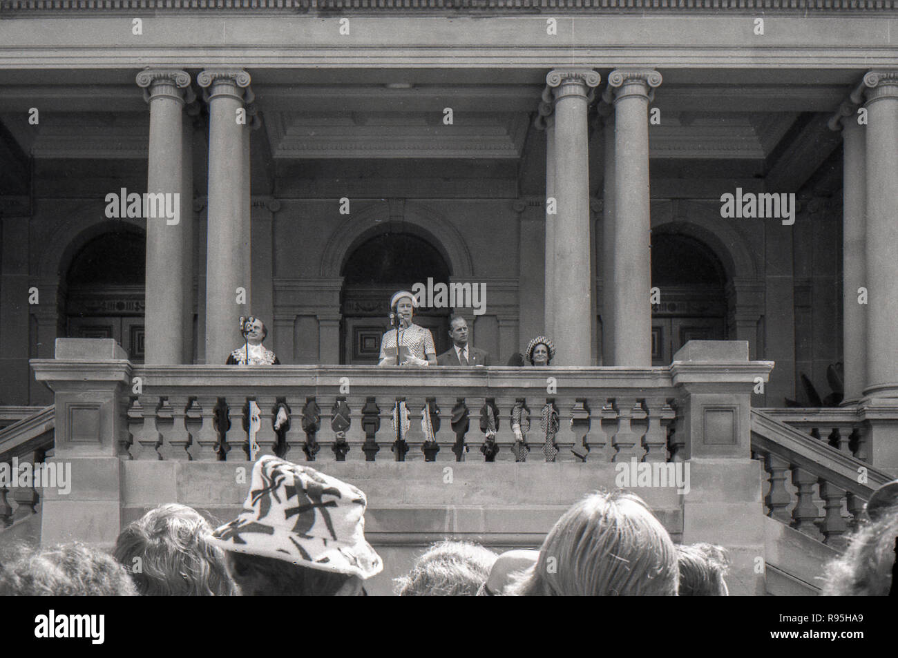 Sydney, Australien, 13. März 1977: Königin Elisabeth Adressen die Masse an eine bürgerliche Rezeption in Sydney Town Hall statt. Die Königin wurde von Prinz Philip begleitet und besucht Sydney als Teil ihrer Silbernen Jubiläum World Tour. Auch die Teilnahme an den Herrn Bürgermeister war von Sydney, Stadtrat Leo Hafen und seine Frau Edith. Foto Stephen Dwyer (im Alter von 17 Jahren) Stockfoto