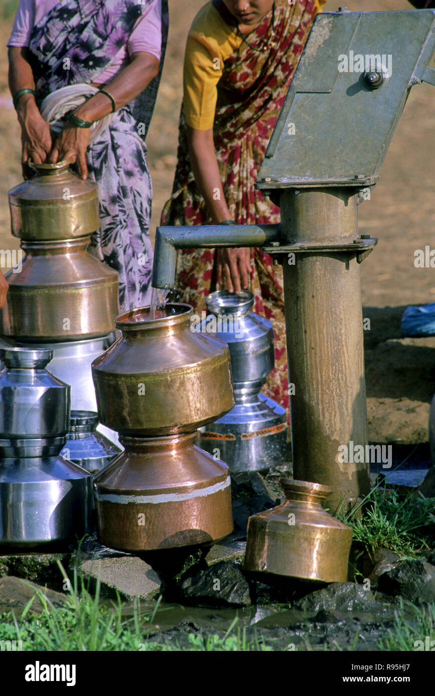 Wasser Handpumpe in Dorf, Maharashtra, Indien Stockfoto
