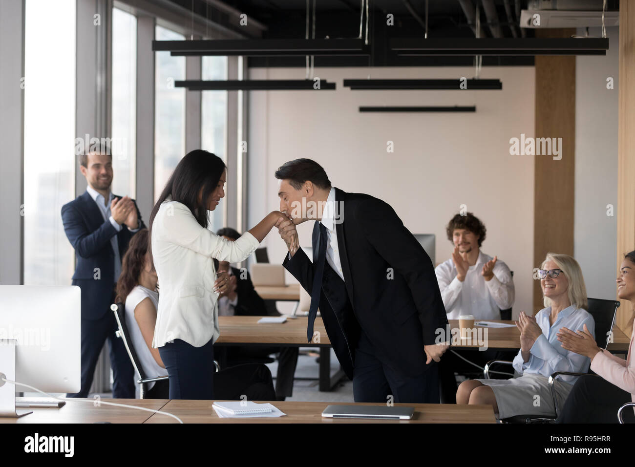 Geschäftsmann küssen die Hand des asiatischen Mädchen während der meeti Stockfoto