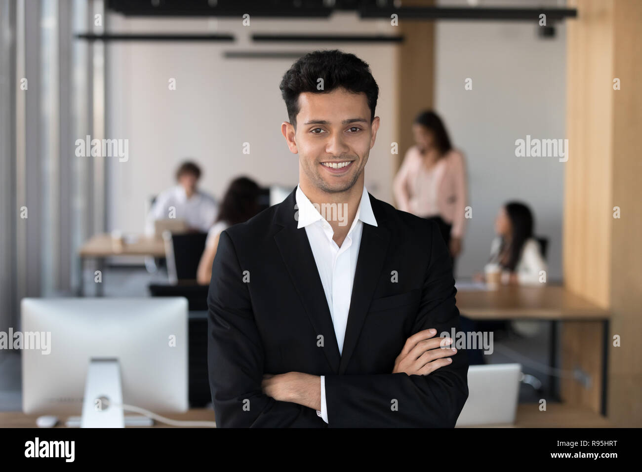 Im Nahen und Mittleren Osten Ethnizität Geschäftsmann in Anzug posiert in Coworking Stockfoto