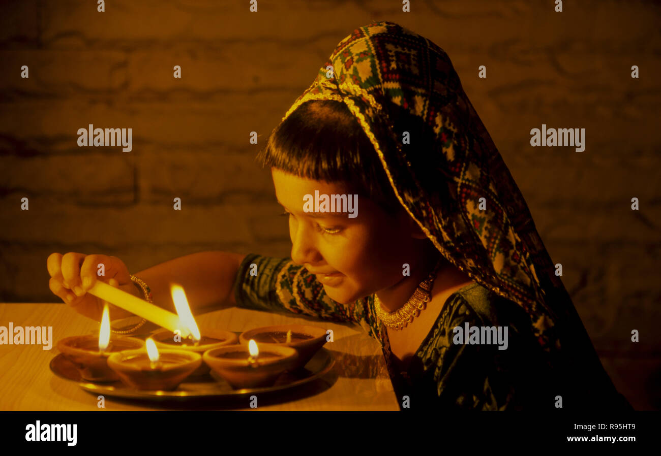 Mädchen Beleuchtung diya, Diwali deepawali Festival, Indien, Herrn Nr. 201 Stockfoto