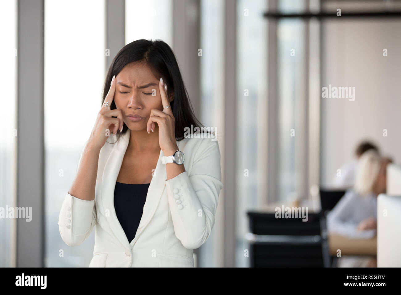 Asiatische attraktive junge Frau touch Tempel massiert fühlt herse Stockfoto