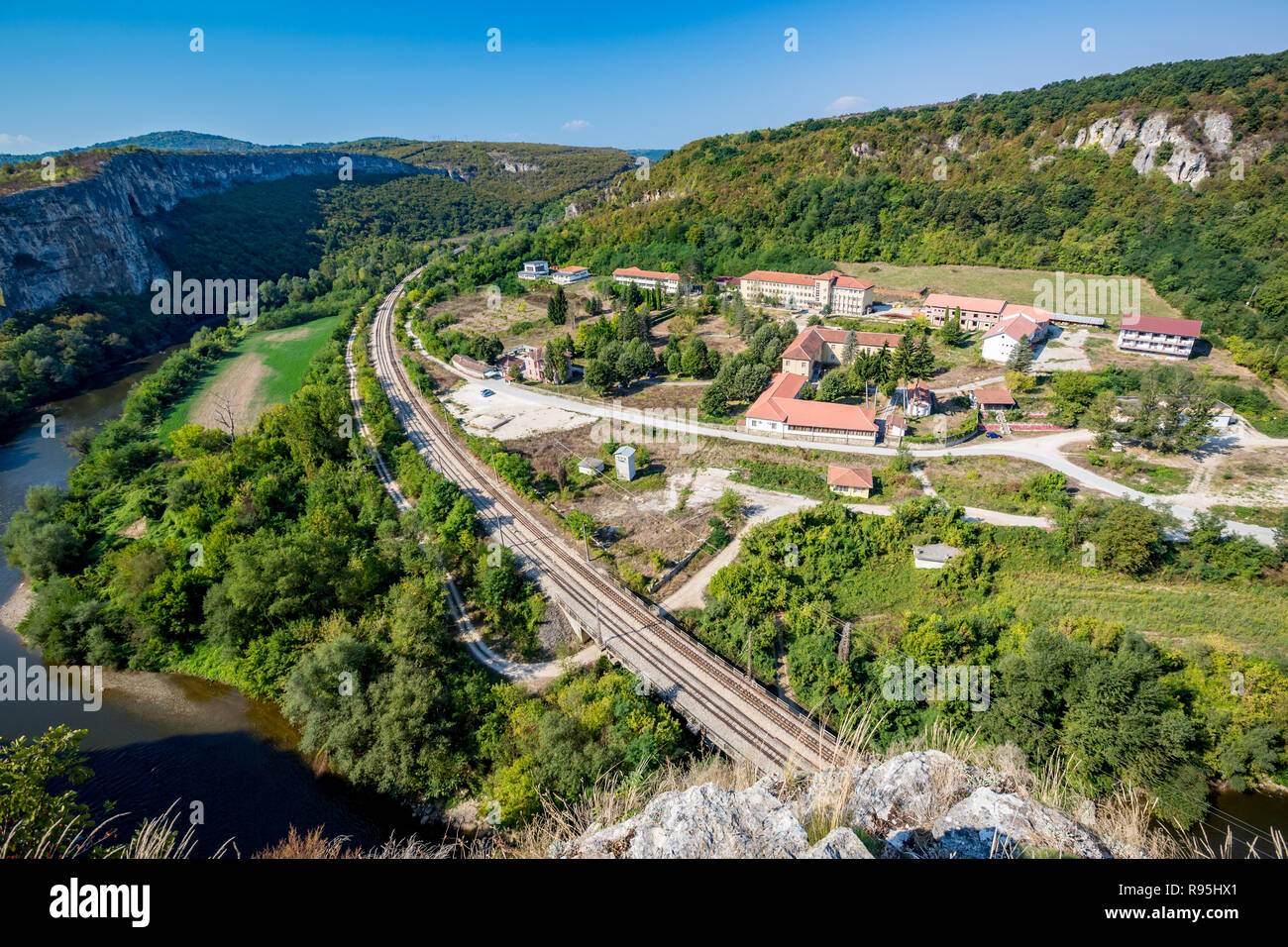 Lange leere Bahn in der Nähe der psychiatrischen Klinik in der Nähe von Karlukovo, nördlichen Bulgarien im sonnigen Herbsttag, Landschaft von hoch oben mit Iskar Fluss auf Stockfoto