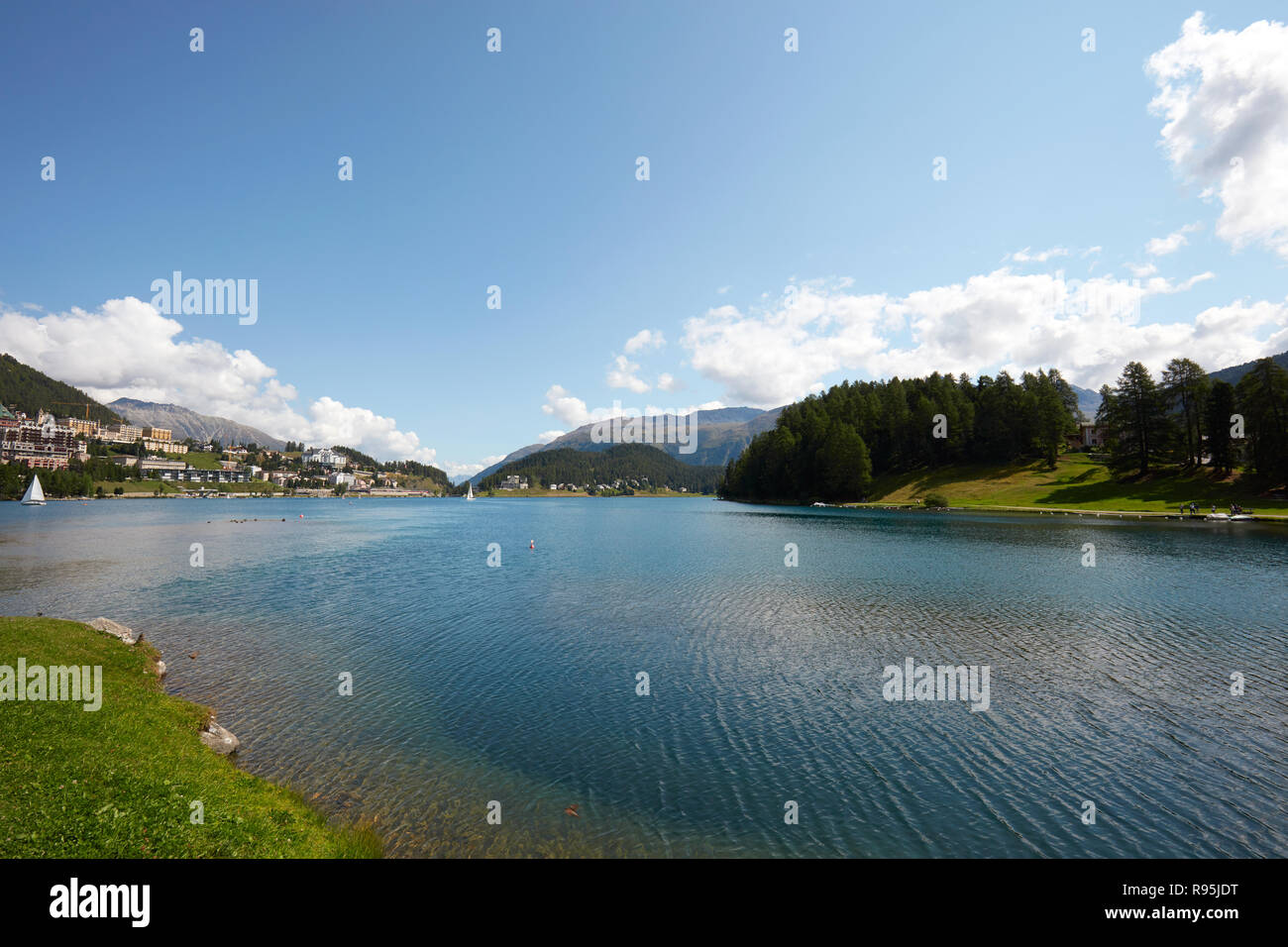 Sankt Moritz Blue Lake, sauberes Wasser und Segelboote an einem sonnigen Sommertag in der Schweiz Stockfoto