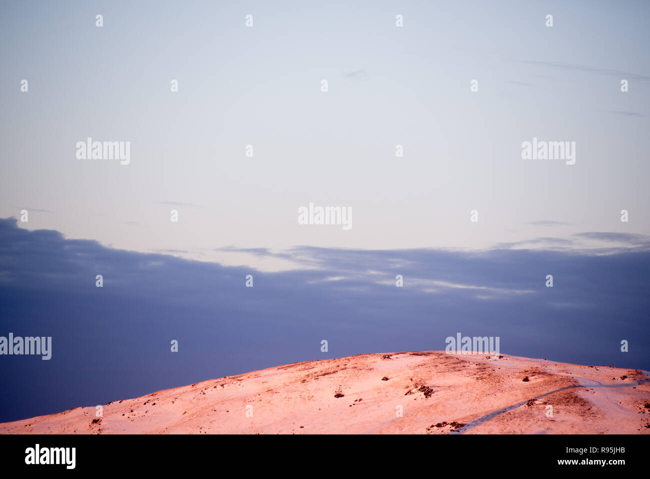 Red Snow Mountain. Der unendliche Raum Alpengipfel fasziniert den Reisenden und ruft ihn in die Berge, wieder und wieder. Stockfoto