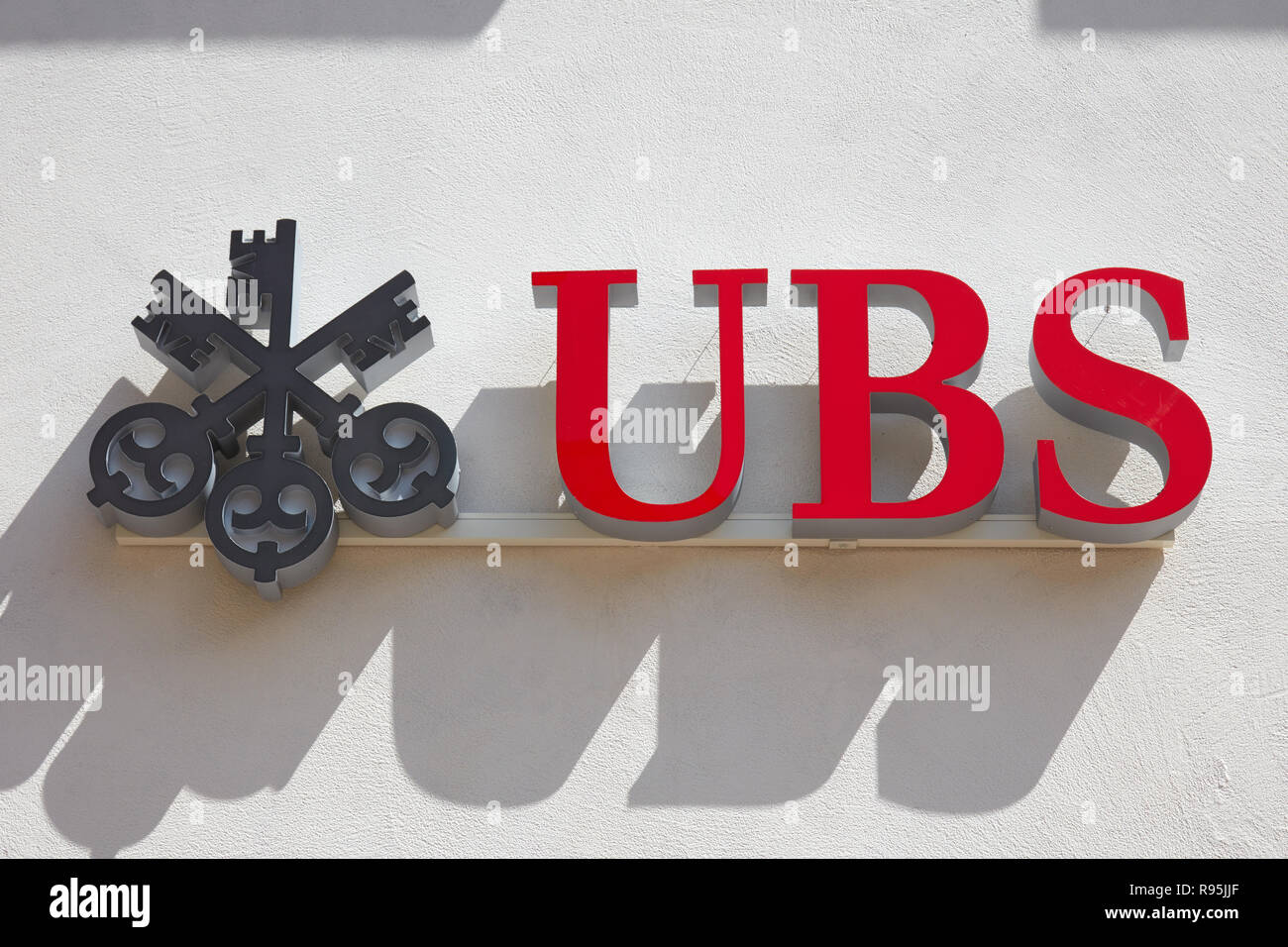 SANKT MORITZ, SCHWEIZ - 16. AUGUST 2018: Die Schweizer UBS Bank unterzeichnen an einem sonnigen Tag in Sankt Moritz, Schweiz Stockfoto
