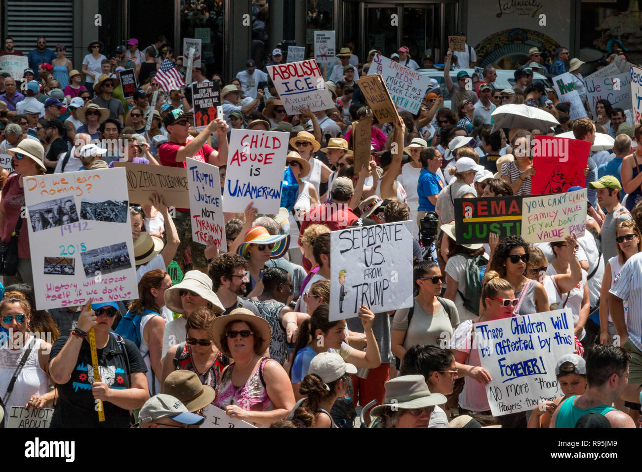 "Demonstranten Familien gehören Zusammen' in Chicago Daley Plaza an einem drückend Samstag, Juni 30th, 2018 Stockfoto