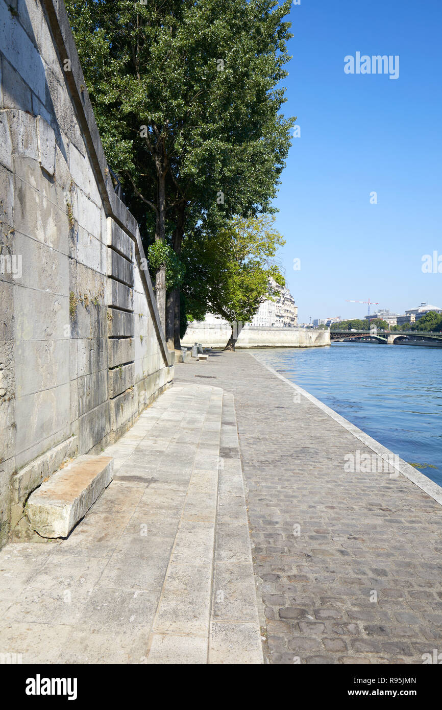 Leere seine Docks in Paris an einem sonnigen Sommertag Stockfoto