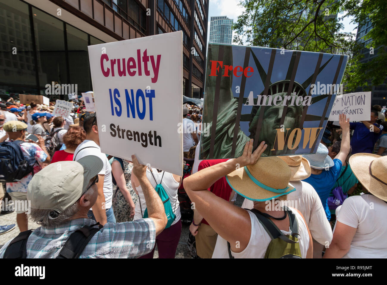 "Demonstranten Familien gehören Zusammen' in Chicago Daley Plaza an einem drückend Samstag, Juni 30th, 2018 Stockfoto