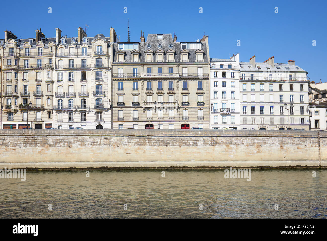 Gebäude in Paris und den Fluss an einem sonnigen Sommertag in Frankreich Stockfoto