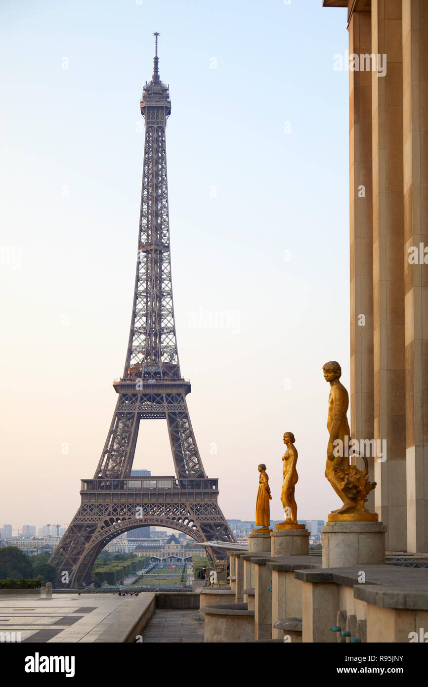 PARIS, Frankreich, 7. Juli 2018: Eiffelturm, niemand im Trocadero in einer klaren Sommermorgen in Paris, Frankreich Stockfoto
