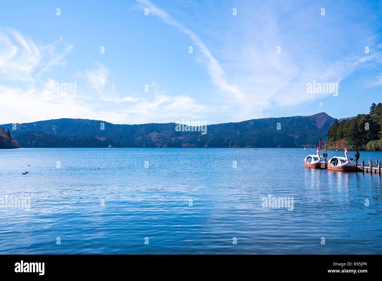 Berg Fuji und Hakone See Ashi mit Tempel und Schiff im Herbst Stockfoto