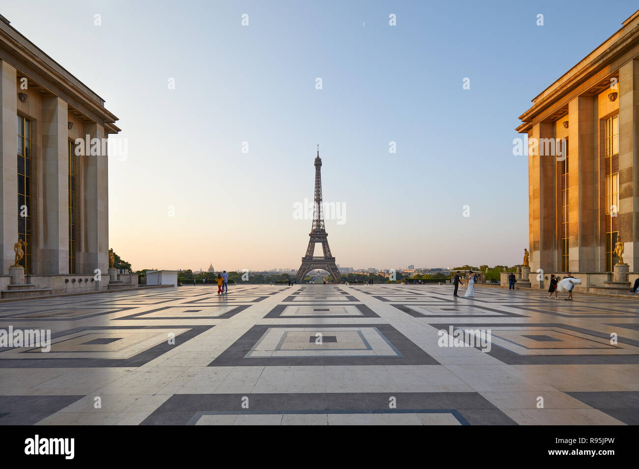 PARIS, Frankreich, 7. Juli 2018: Eiffelturm und Trocadero mit einigen Leuten in einer klaren Sommermorgen in Paris, Frankreich Stockfoto