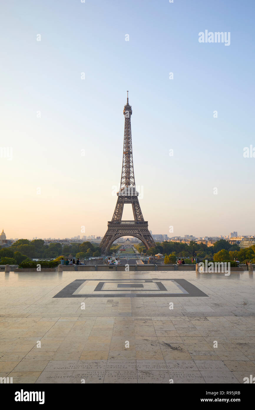 PARIS, Frankreich, 7. Juli 2018: Eiffelturm und Leute an der Aussicht suchen, am frühen Morgen in Paris, Frankreich Stockfoto