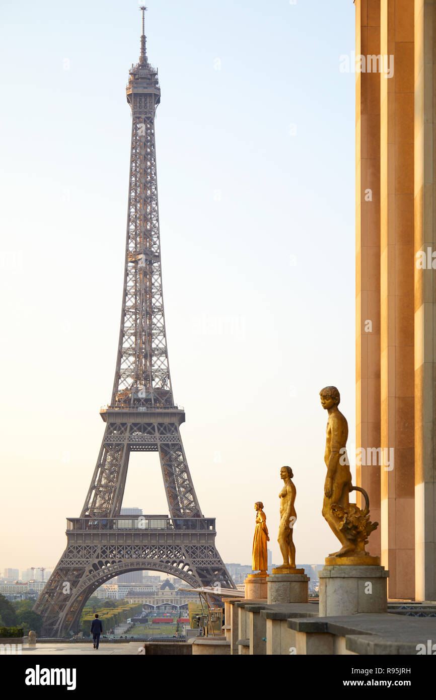 PARIS, Frankreich, 7. Juli 2018: Eiffelturm und Trocadero Mensch allein aus gesehen, klaren Sommer morgen in Paris, Frankreich Stockfoto