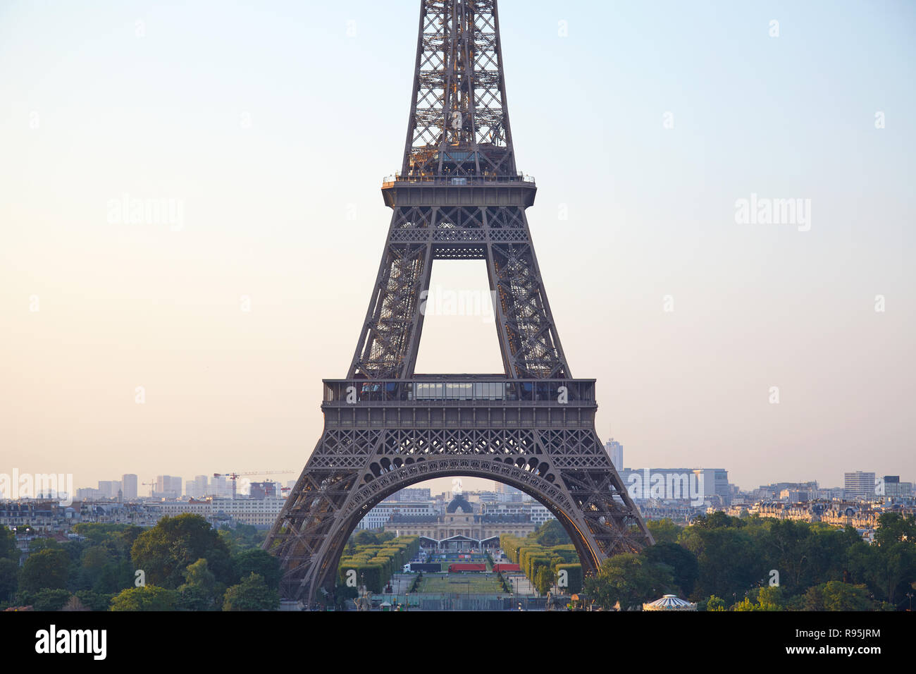 Eiffelturm Detail vom Trocadero in einer klaren Sommermorgen in Paris, Frankreich Stockfoto