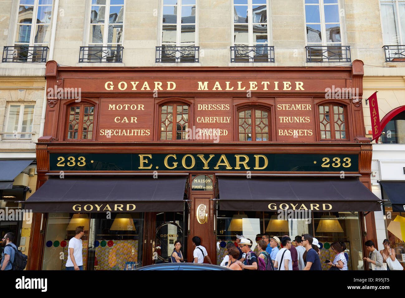 PARIS, Frankreich, 07.Juli 2018: Goyard luxury Store in Paris mit Fenster und Holzfassade im Sommer, Leute warten Stockfoto