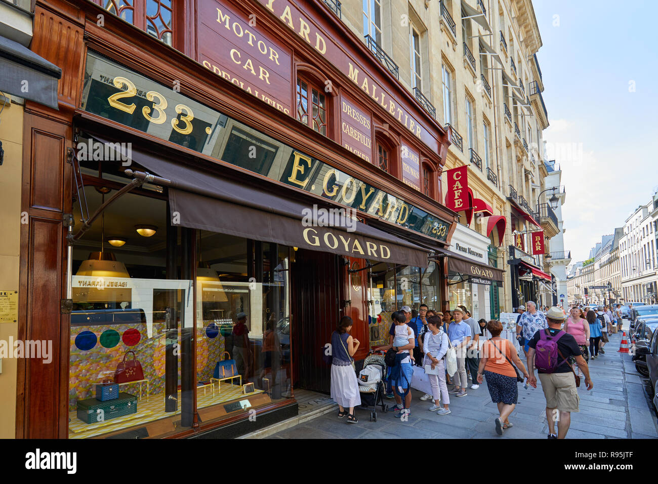 PARIS, Frankreich, 07.Juli 2018: Goyard luxury Store in Paris mit Fenster und Holzfassade und Leute, die in der Warteschlange warten Stockfoto