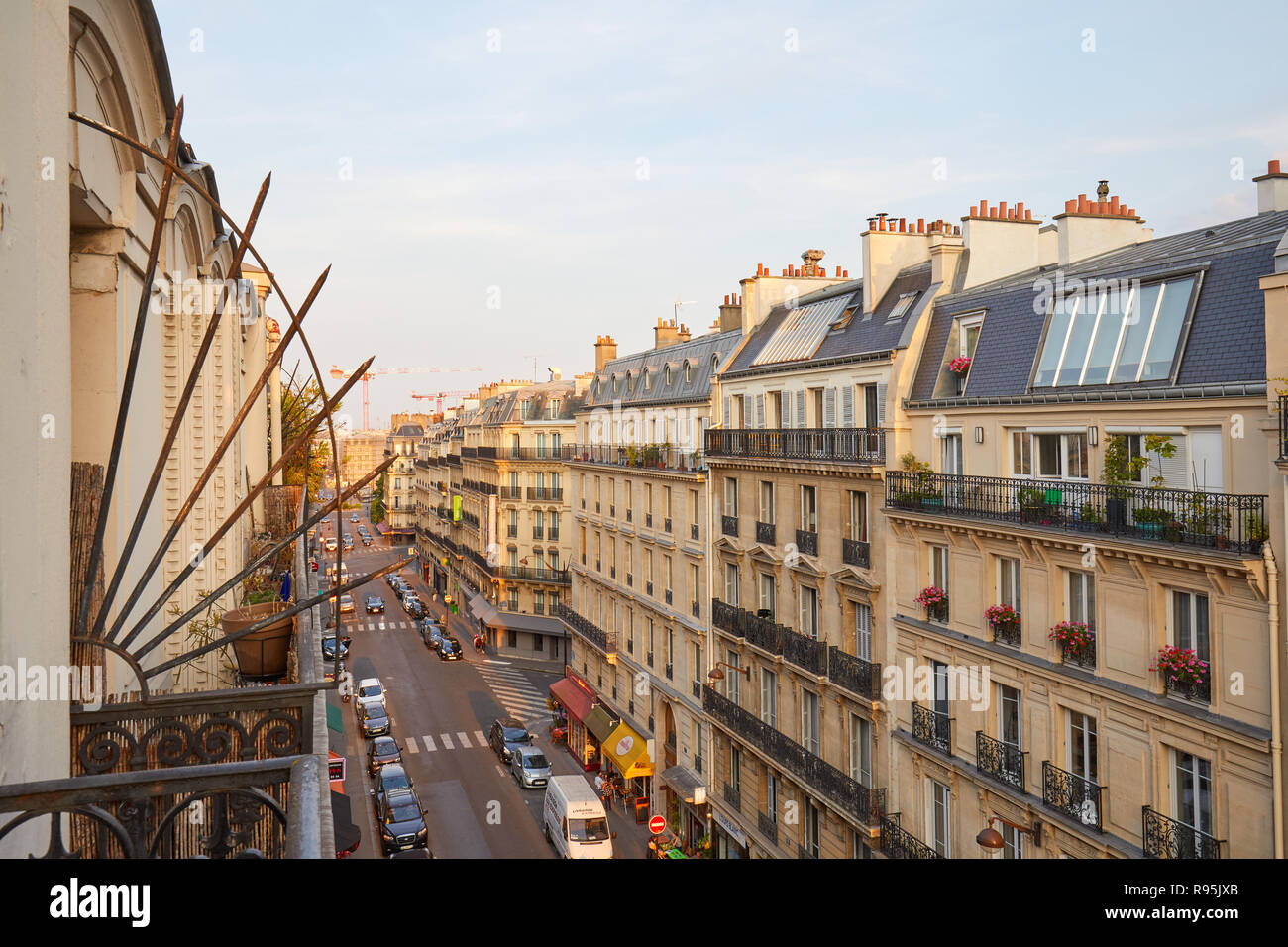 PARIS, Frankreich, 07.Juli 2018: Pariser Straße und alten Gebäuden vom Balkon in einem warmen Sonnenuntergang in Frankreich gesehen Stockfoto