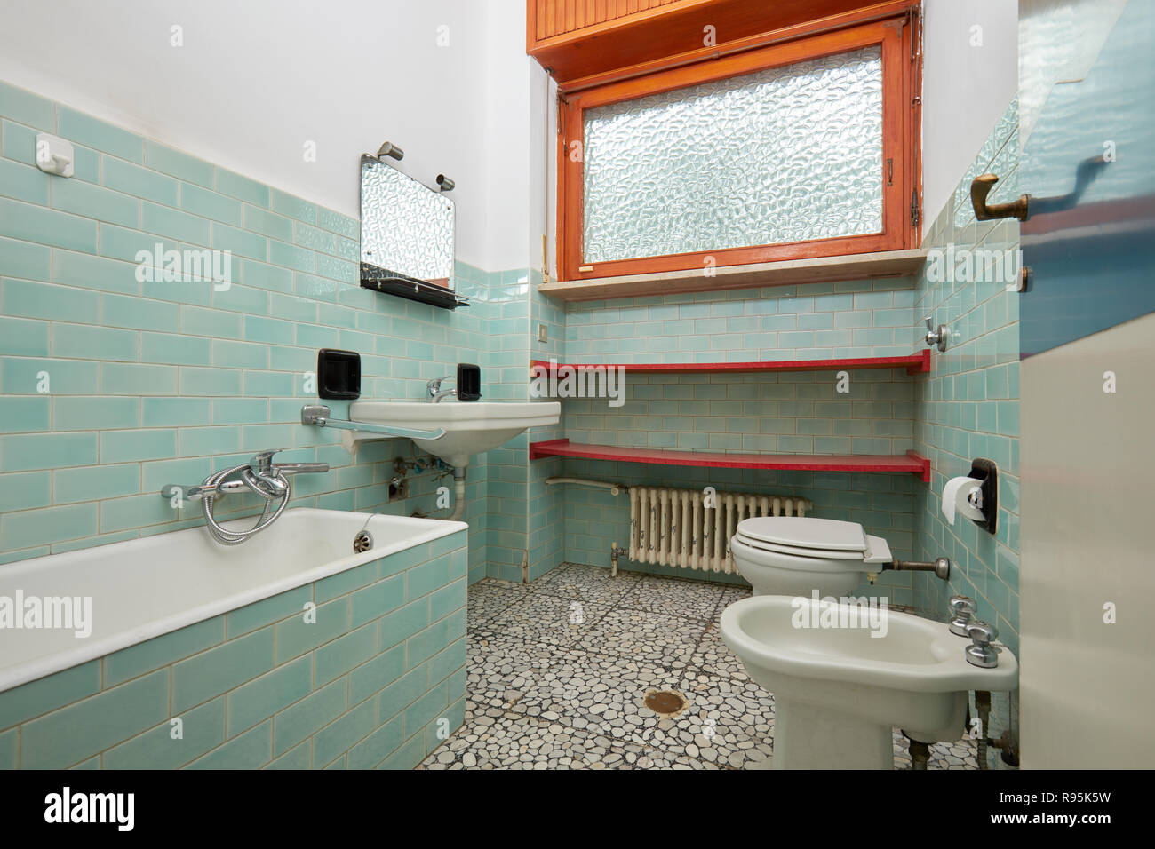 Normale Badezimmer in der alten Wohnung Interieur Stockfoto