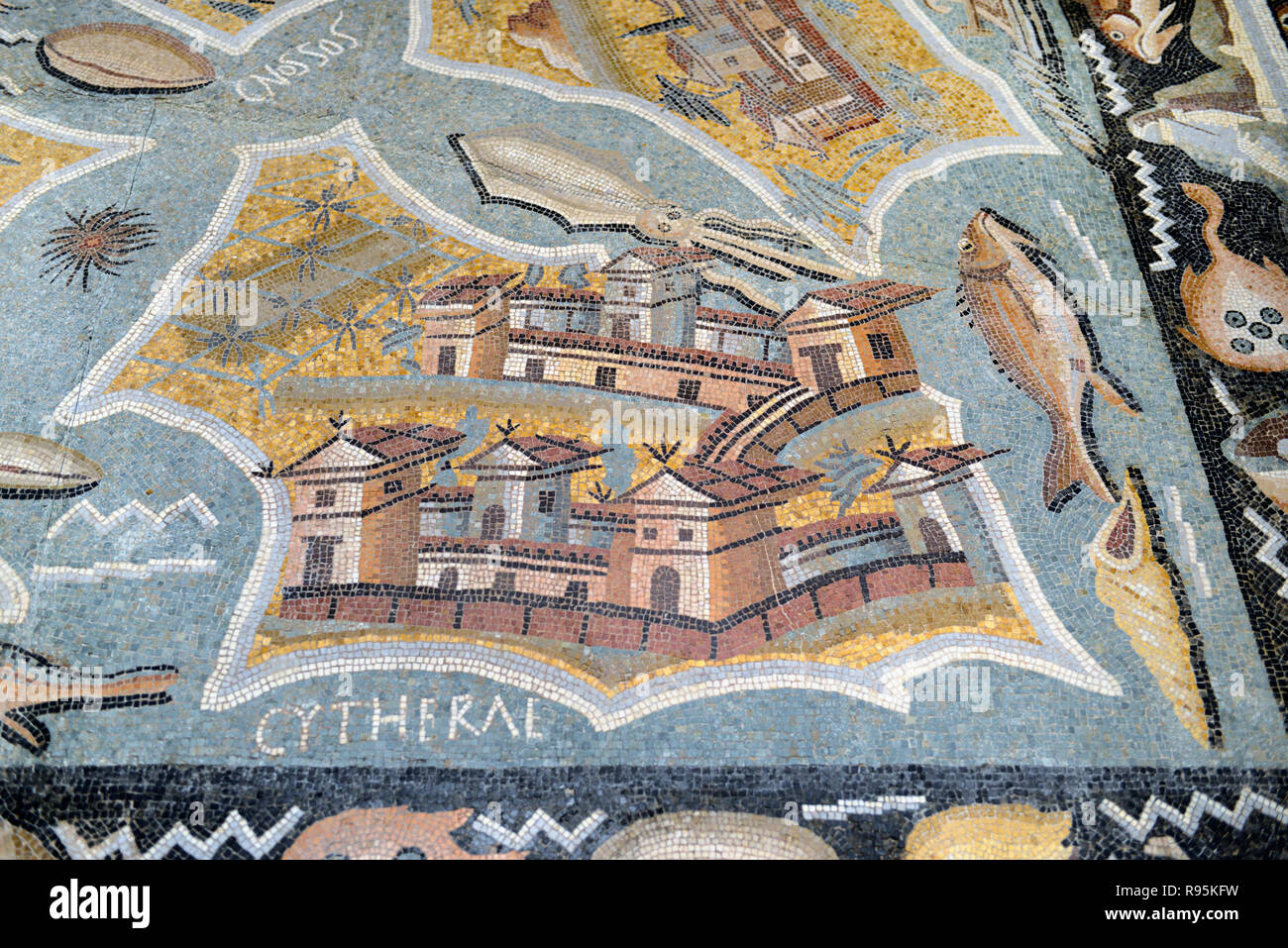 Römisches Fußbodenmosaik (c3 rd-c 4.) Plan oder eine Karte von Kythira (aka Cythera oder Kythera) Insel, Griechenland, von der antiken römischen Stadt Ammaedara Haidra Tunesien Stockfoto