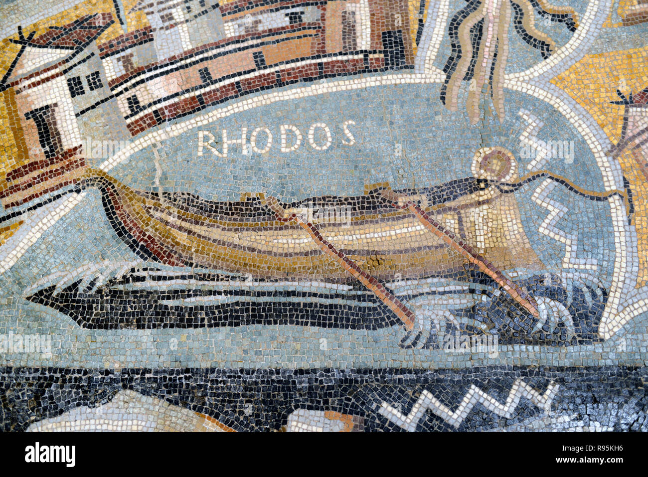 Römisches Fußbodenmosaik (c3 rd-c 4.) der römischen Galeere, Ruderboot oder Holz- Boot aus Rhodos, Griechenland, von den alten römischen Stadt von ammaedara Haidra Tunesien Stockfoto