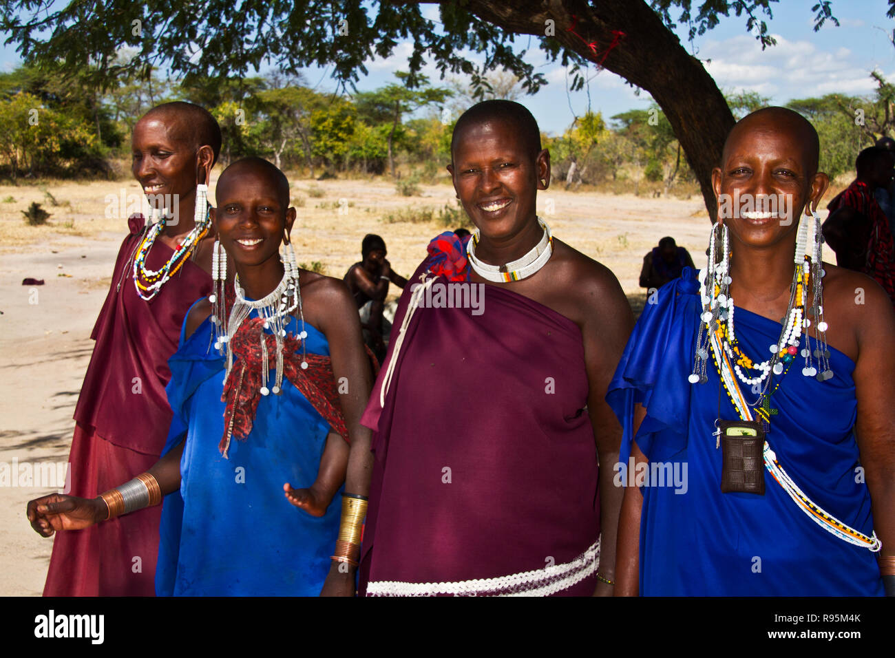 Eine Gruppe von Massai zogen in den Ruaha National Park östliche Grenze, in den 70er "die Beschränkungen von Julius Nyere des Njaama zu entkommen Stockfoto