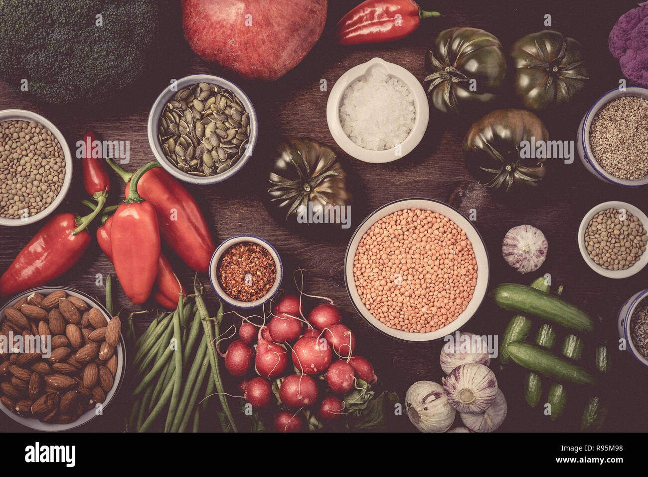 Winter vegetarischen Zutaten zum Kochen, weiß Holz- Hintergrund, Ansicht von oben, mit verschiedenen Gemüse und Hülsenfrüchte Stockfoto