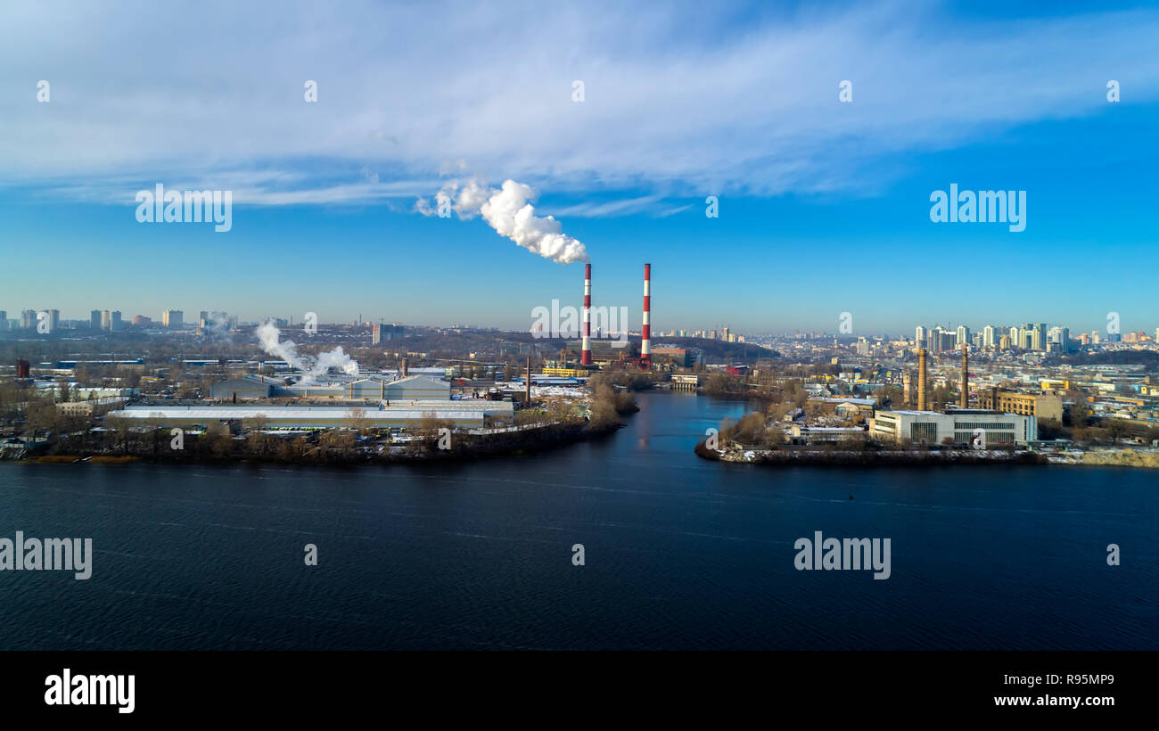 Müllverbrennungsanlage. Müllverbrennungsanlage Anlage mit rauchenden Schornstein. Das Problem der Umweltverschmutzung durch Fabriken. Stockfoto