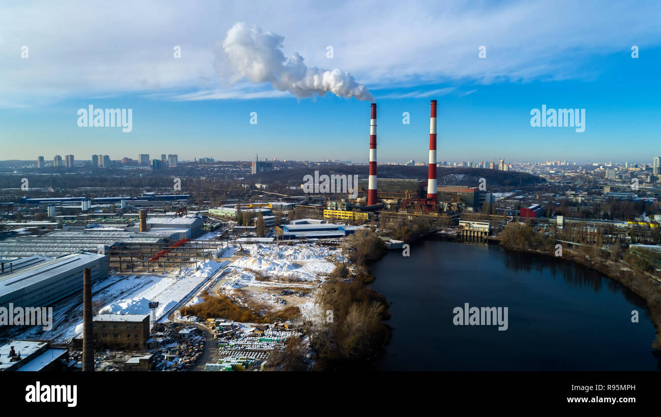 Müllverbrennungsanlage. Müllverbrennungsanlage Anlage mit rauchenden Schornstein. Das Problem der Umweltverschmutzung durch Fabriken. Stockfoto