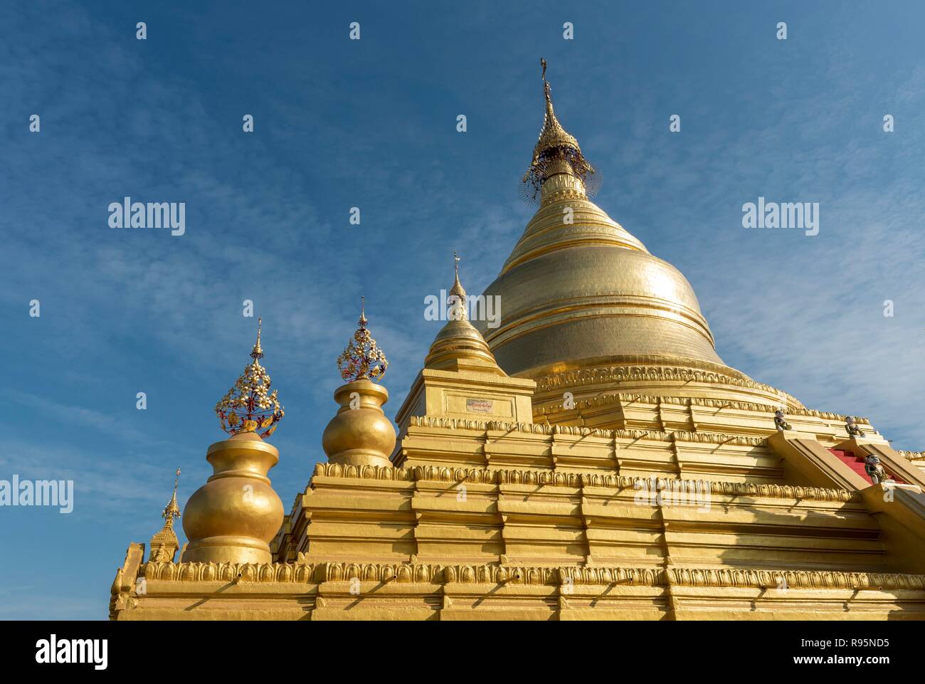 Goldene Stupa der Kuthodaw Pagode, Mandalay, Myanmar, Myanmar Stockfoto