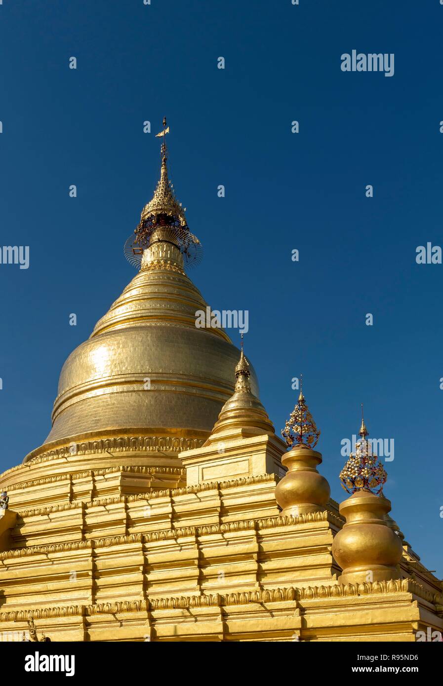 Goldene Stupa der Kuthodaw Pagode, Mandalay, Myanmar, Myanmar Stockfoto