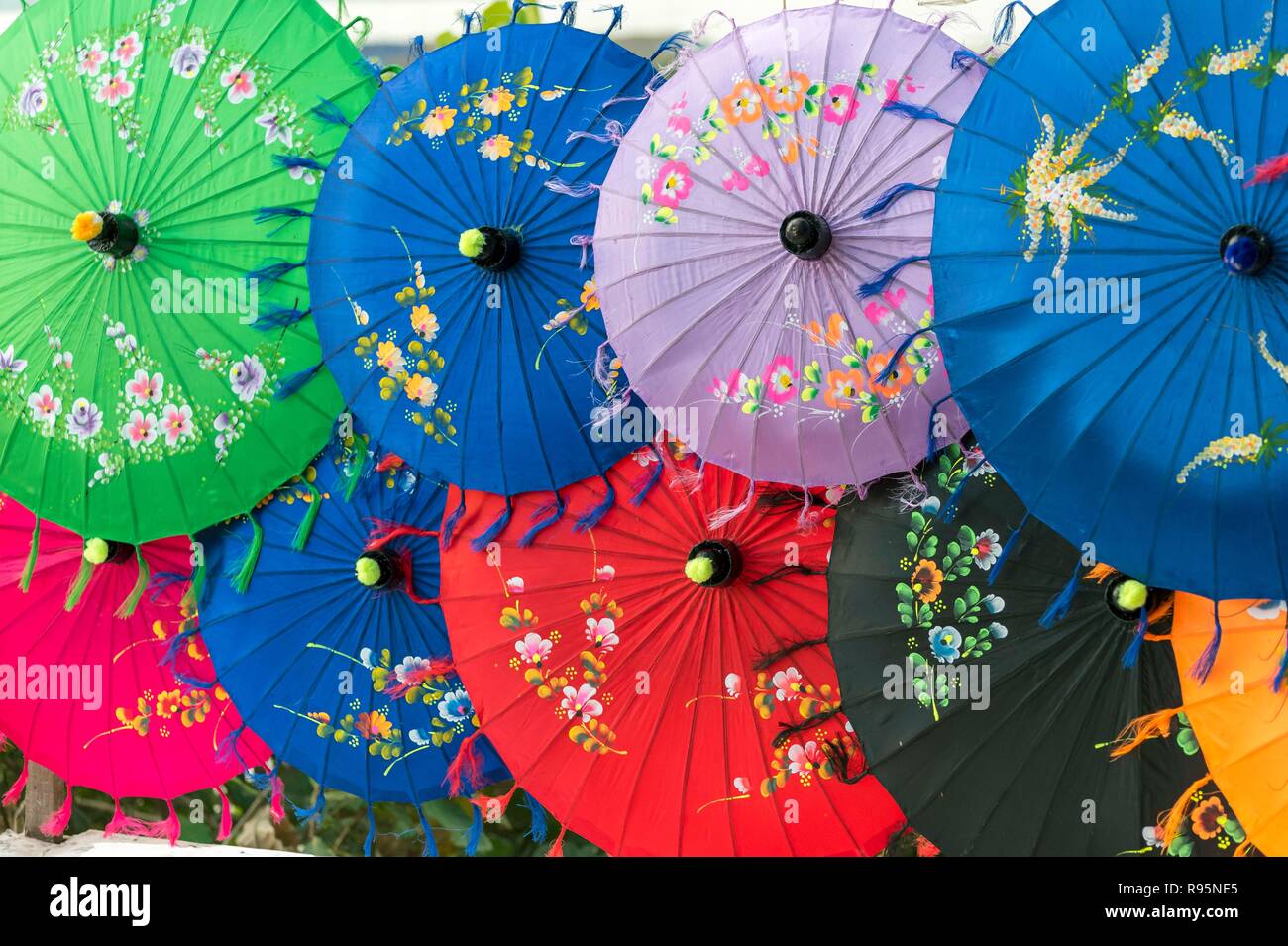 Bunte Sonnenschirme für den Verkauf in Amarapura, Burma, Myanmar Stockfoto