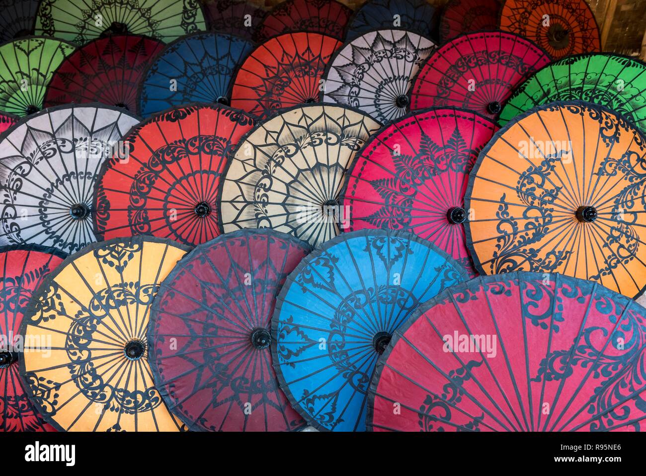 Traditionelles Handwerk Schirme als touristische Geschenke in Bagan, Myanmar, Birma verkauft Stockfoto