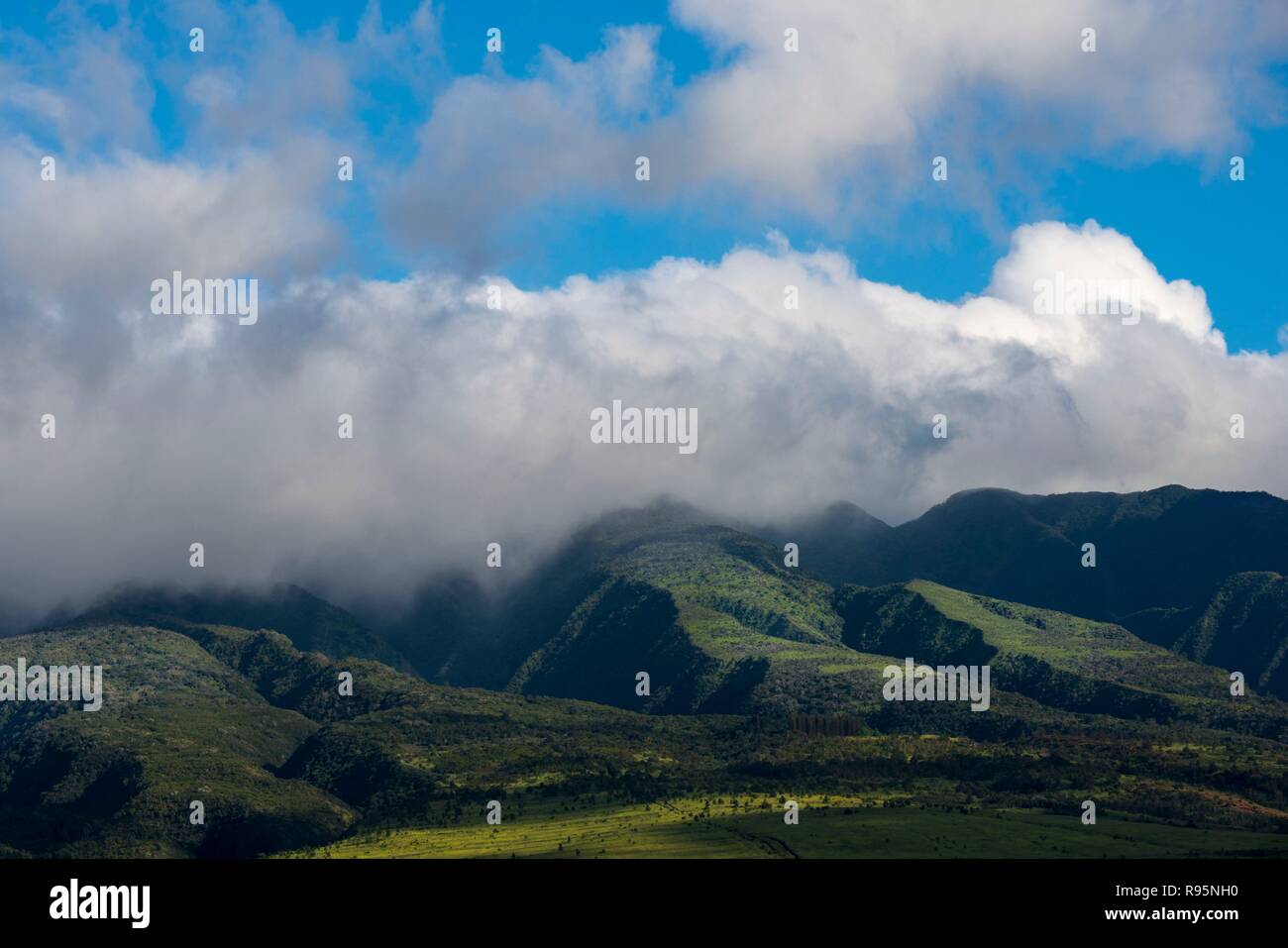 Maui, Hawaii. West Maui Berge in Wolken. Stockfoto