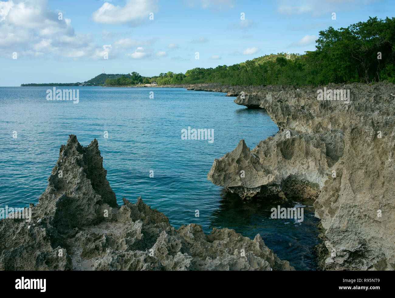 Die malerische felsige Küste der Insel San Andrés, Kolumbien. Foto der Küstenerosion vor Schoner Bucht. Okt 2018 Stockfoto